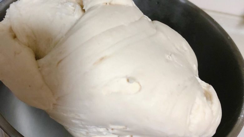 牛奶馒头,揉成光滑的面团。（揉面可以用厨师机、面包机或手揉。）