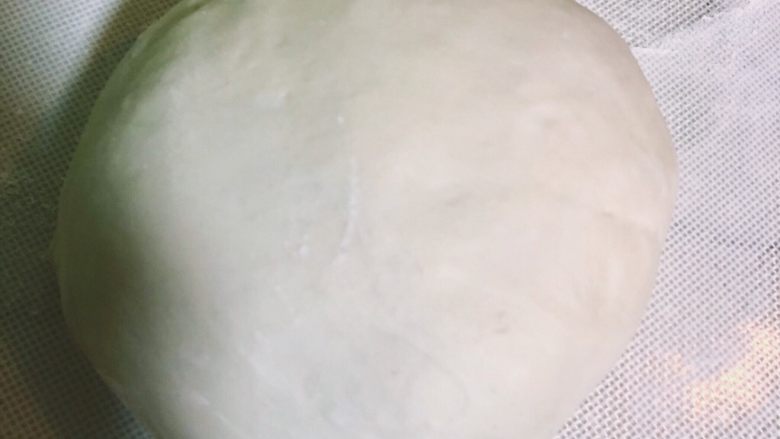 牛奶馒头,把面团放在撒了干粉的揉面垫上。