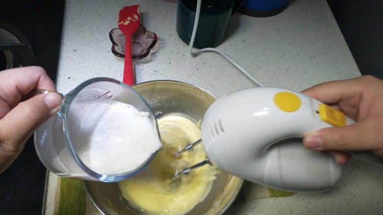 香草卡仕达酱,奶糊慢慢细流倒入鸡蛋糊中，边到边低速搅拌
