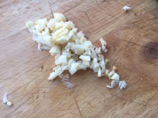 清蒸金针菇,切成细细的蒜末
