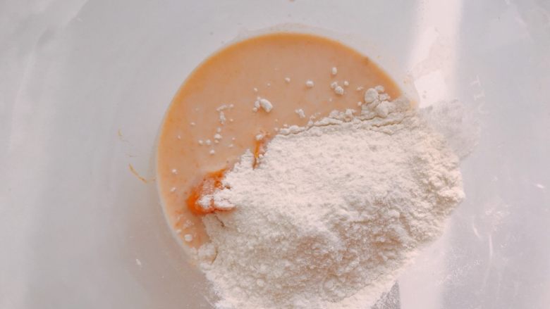 #宝宝辅食#南瓜紫薯发糕 10M+,加入25g面粉，搅拌均匀；