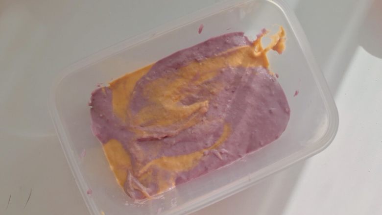 #宝宝辅食#南瓜紫薯发糕 10M+,取一个耐高温的容器，垫入油纸，分别舀入两种面糊，这步骤可以随意点；