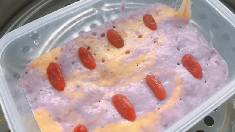 #宝宝辅食#南瓜紫薯发糕 10M+,发酵好后在表面放上枸杞装饰，冷水上锅，蒸20分钟，关火后别急着开盖子，再焖5分钟；