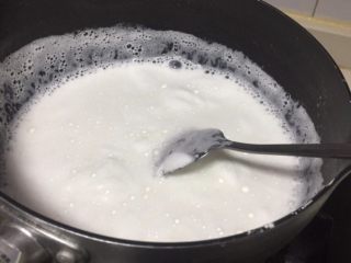 自制酸奶,加入细砂糖搅拌融化。