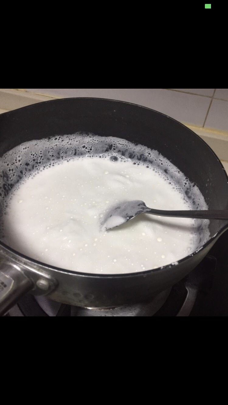 自制酸奶,加入细砂糖搅拌融化。