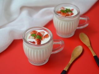 自制酸奶,可配上草莓芒果之类的水果搭配吃