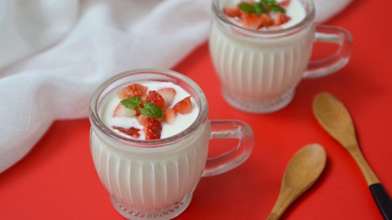 自制酸奶,可配上草莓芒果之类的水果搭配吃