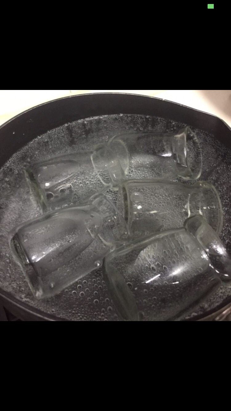 自制酸奶,玻璃瓶用沸水煮两分钟消毒。