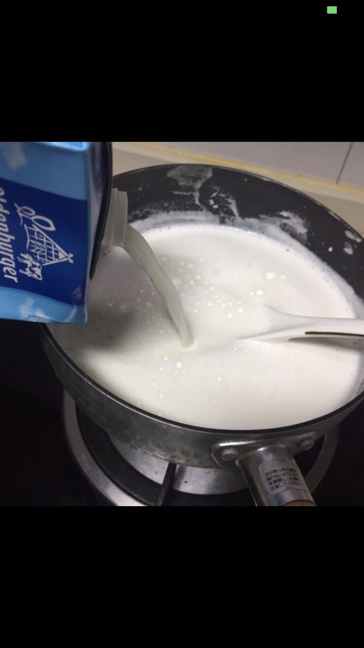 自制酸奶,倒入剩下一半牛奶搅拌，让乳酸菌充分融化混合。