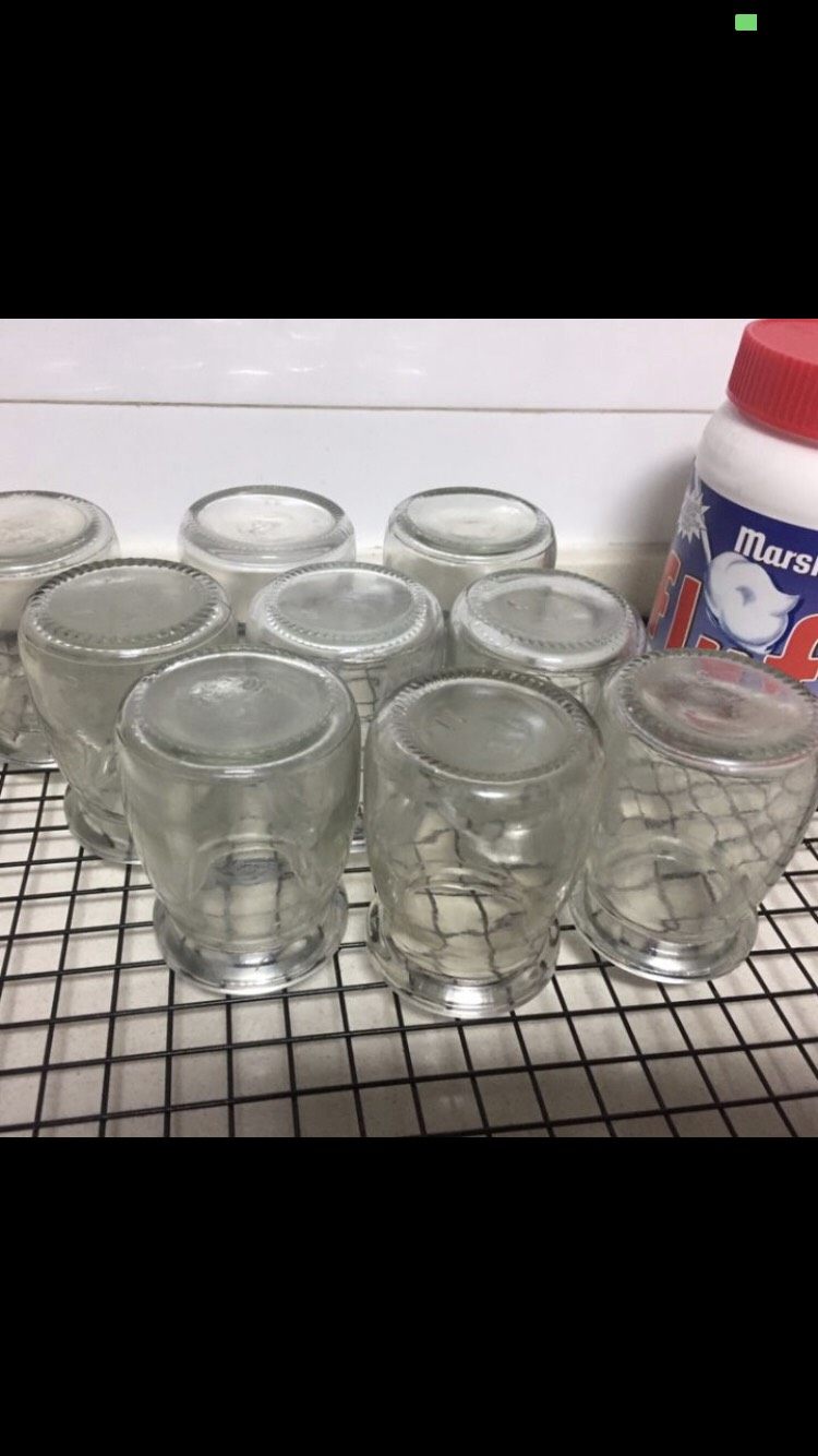 自制酸奶,捞出玻璃瓶放晾网架上控干水分。