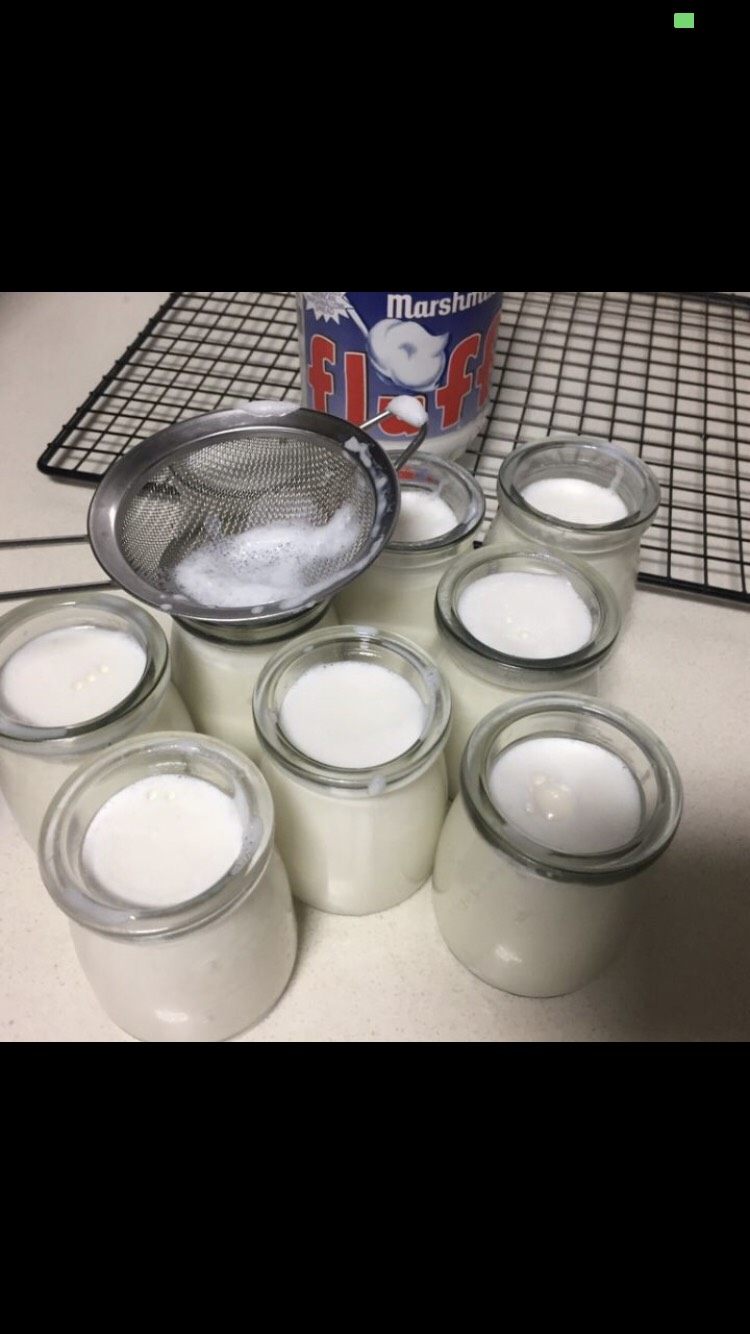 自制酸奶,混合均匀的牛奶装在玻璃瓶里。