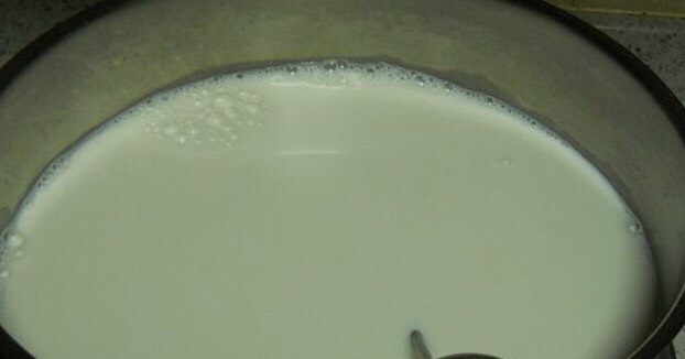 自制酸奶,倒一半牛奶放在容器里加热一下。