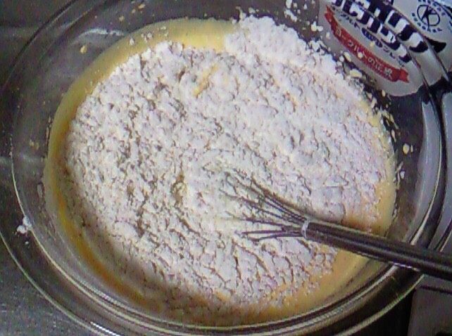 蔓越莓戚风蛋糕,接下来，再次过筛②中的面粉，搅拌均匀，这样就不会有球留在这里。