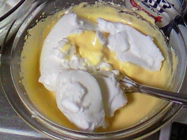蔓越莓戚风蛋糕,然后把1/3与③制作，蛋清混合在一起，轻轻混匀加入蛋清的另一半。