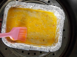 #宝宝辅食#自制午餐肉,刷上蛋黄液，我这里刷了一个蛋黄，大家可以刷两到三个，这样子黄色的部位会很厚，之后继续中火蒸15分钟，关火，焖5分钟即可