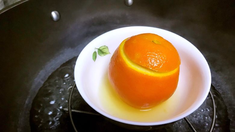 盐蒸橙子,蒸好出锅，碗中的水可以喝哦