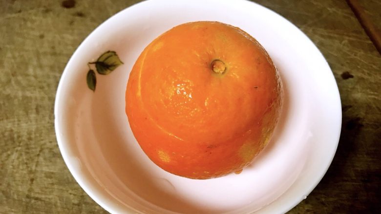 盐蒸橙子,再盖上切下来的顶，做成一个橙盅