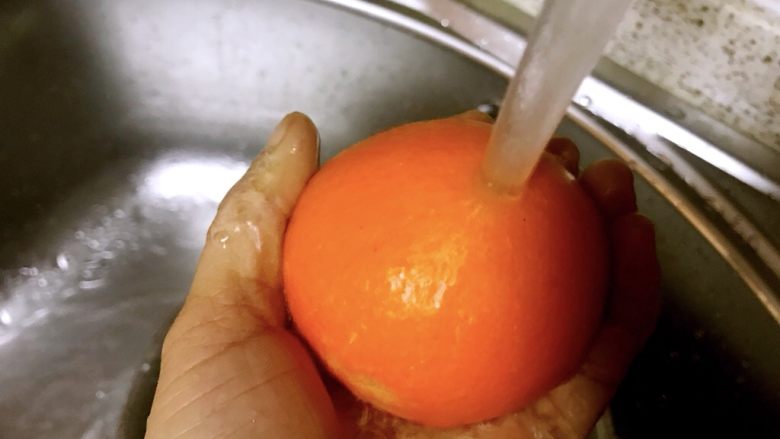 盐蒸橙子,用流动水冲洗干净