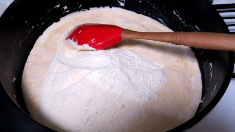 年味【缤纷果干牛轧糖】,棉花糖完全融化后倒入奶粉并彻底搅拌均匀