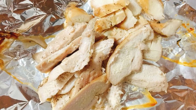 芝士香芒鸡胸吐司,鸡胸肉斜刀片成约4mm厚薄片。