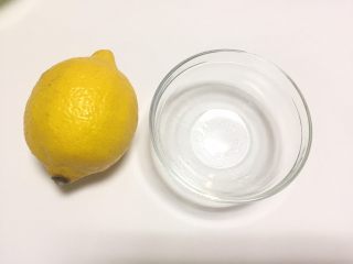 凉拌柠檬黄瓜,切开柠檬，挤出10ml的柠檬汁，不喜欢酸的少放点哦