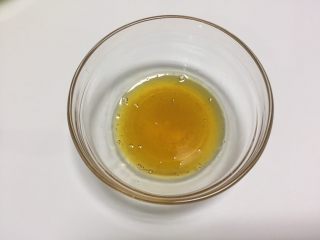 凉拌柠檬黄瓜,蜂蜜和柠檬汁混合，加入0.5g的食盐（用手捏一小点即可）搅拌均匀