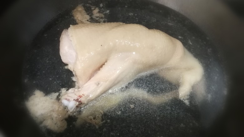 小炒鸭丝,鸭肉冷水下锅，焯水后捞出冲洗干净