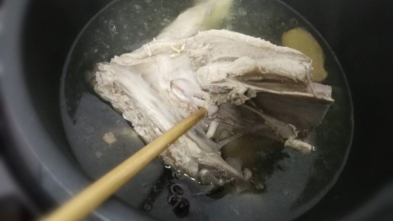 小炒鸭丝,鸭肉煮至用一根筷子能轻松扎透，取出晾凉