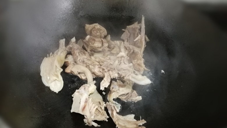 小炒鸭丝,下面来煮汤，锅放少许油，一片姜，放入鸭架骨，中火煎一会