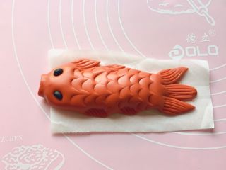 年年有鱼,同样的方法再做一条红色的鱼儿。