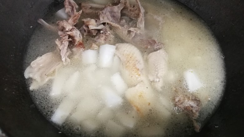 小炒鸭丝,加入2大碗开水和半碗之前煮鸭子的水，也可以直接用开水，中火把萝卜炖软