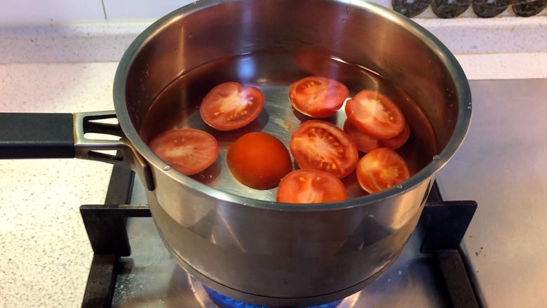 西红柿鸡蛋汤,锅中加水，倒入切好的西红柿，大火煮沸。