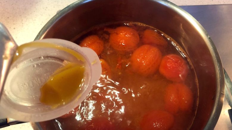 西红柿鸡蛋汤,加1/4块浓汤宝。
不苛求鲜味的可不加。