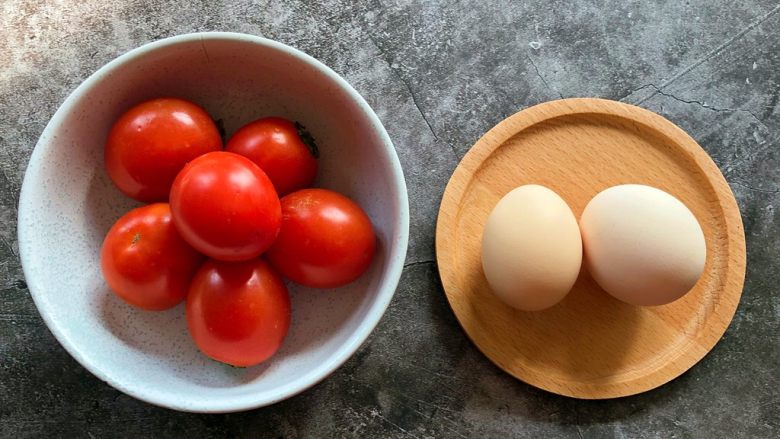 西红柿鸡蛋汤,准备食材。
普通<a style='color:red;display:inline-block;' href='/shicai/ 3551'>西红柿</a>2个够了，手头的是本地番茄，个头小，就多用了几个。