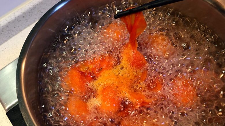 西红柿鸡蛋汤,煮沸5分钟后，用筷子轻轻一撕，外皮就揭下来了。