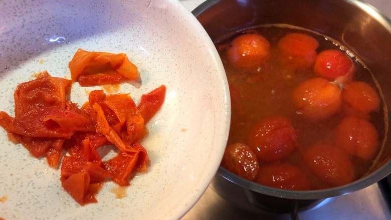 西红柿鸡蛋汤,把西红柿皮撕干净。