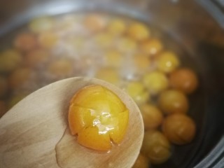 糖渍金桔,煮到金桔呈半透明，比较软的时候，大约7～8分钟