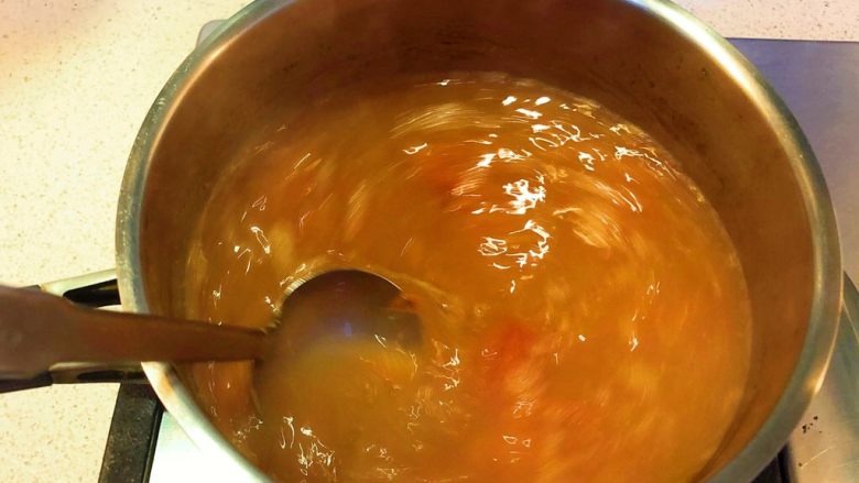 西红柿鸡蛋汤,下鸡蛋液前将汤水向同一方向搅拌，搅出一漩涡，再加入蛋液，这样做出来的蛋花更均匀漂亮。