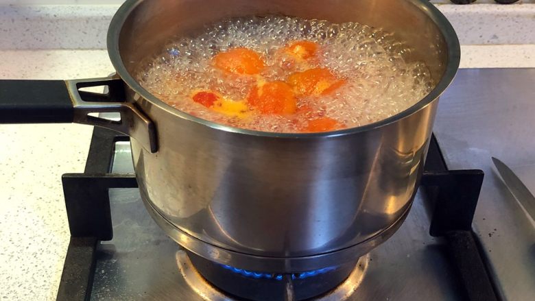 西红柿鸡蛋汤,中火继续煮15-20分钟。