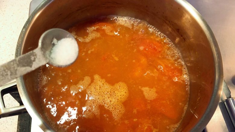 西红柿鸡蛋汤,煮20分钟后的汤已经浓郁了，加半勺盐。