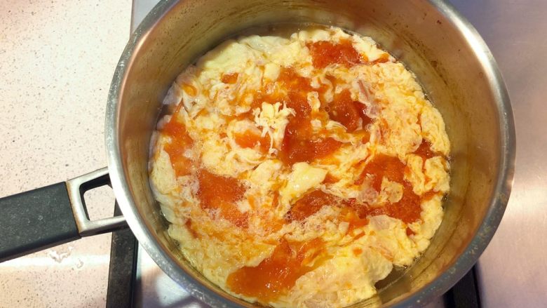 西红柿鸡蛋汤,蛋液加入后关火。不要煮老了。