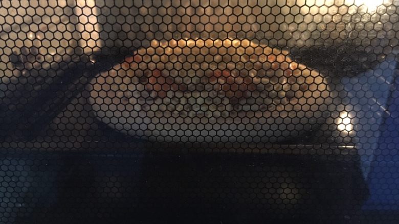 做年货 春节聚会宝贝们爱吃的 鲜虾黑胡椒牛肉粒培根披萨,烤箱提前预热5分钟，披萨放入烤箱中层，上下火调至180度，烤至约20分钟左右，芝士融化即可。