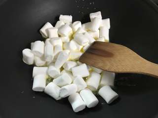 原味雪花酥,放入棉花糖翻拌一下让棉花糖沾上黄油。