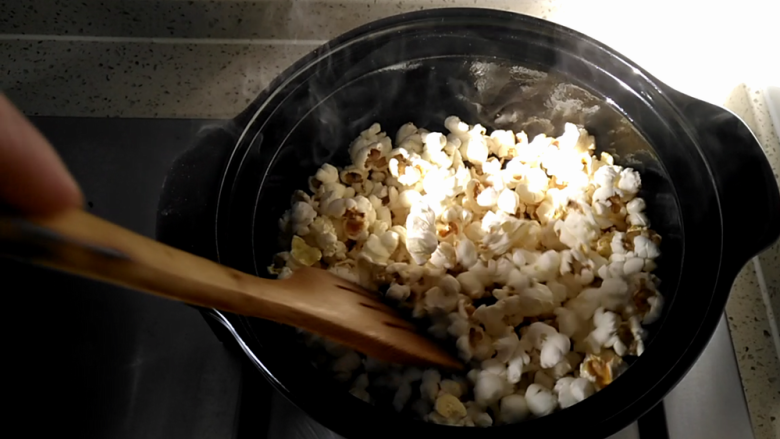 砂锅版爆米花,迅速翻匀，趁着热使白砂糖融化沾到玉米花上，晾凉后即可食用。

