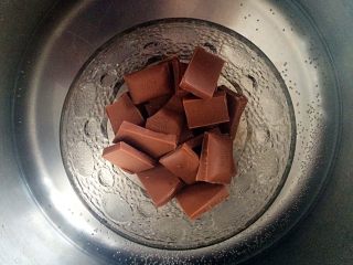 香蕉竹节卷,若选择巧克力，则先将其溶化。100g巧克力大概可以做3个。