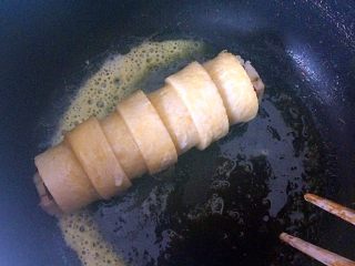 香蕉竹节卷,平底不粘锅中加入黄油，待黄油融化后，将卷放入平底锅中煎。