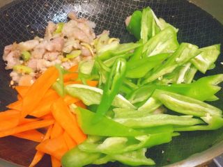 护心肉+五花肉炒尖椒,下胡萝卜和尖椒，继续煸炒。