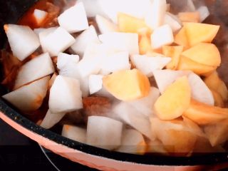 红烧羊肉煲,40分钟后 开盖放入萝卜 土豆盖盖中小火继续煮至土豆 萝卜熟透