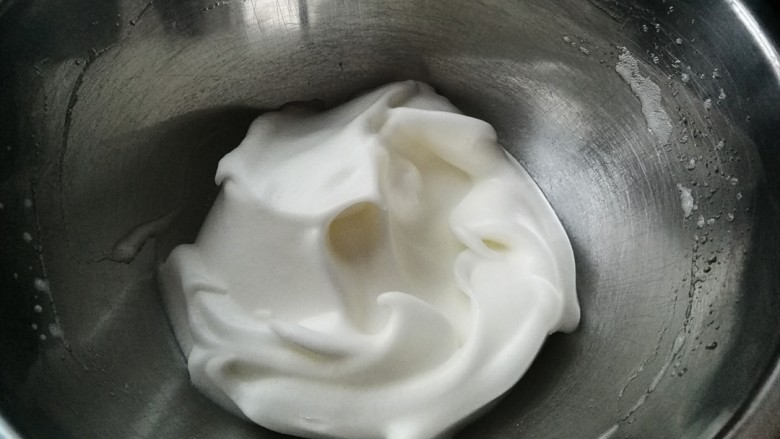 红枣酸奶溶豆（新手零失败）,用干净（无水无油）的铲子，把盆内周围的蛋白霜刮进来一点，怕打发不到。