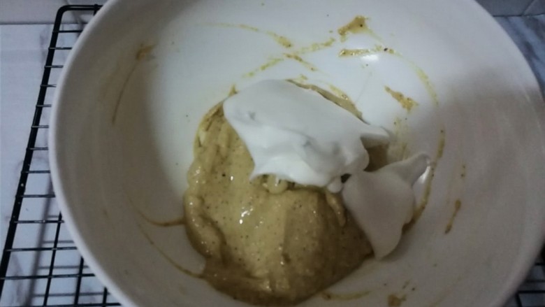 红枣酸奶溶豆（新手零失败）,取一点蛋白霜，加到红枣酸奶糊中，翻拌均匀（其实这一步对翻拌没有太大要求，如果你觉得拌不匀，也可以适量搅拌）